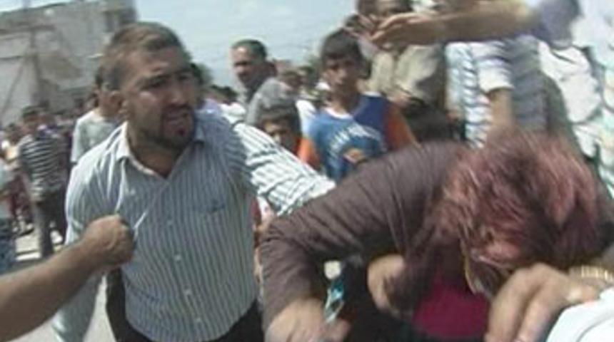 Cenazeyi bıraktı, eşini d&ouml;vd&uuml;!