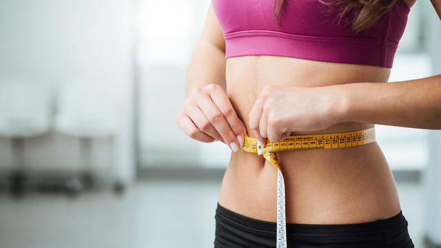 Spor salonuna gitmekten hoşlanmıyor musunuz? 8 adımda egzersiz yapmadan karın yağlarından kurtulma yöntemi