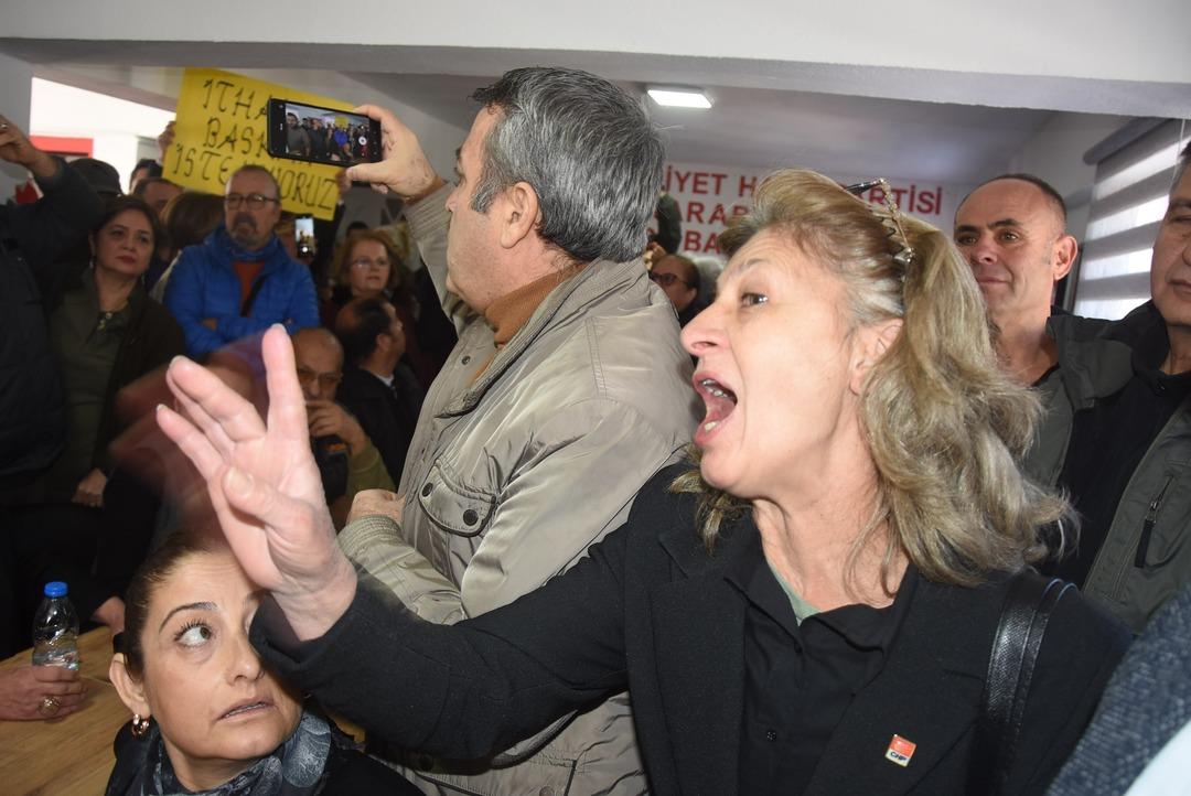 CHP, İzmir'de aday g&ouml;stermişti! 'İthal aday istemiyoruz' diyerek kırmızı kartla protesto ettiler