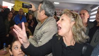 CHP, İzmir'de aday göstermişti! 'İthal aday istemiyoruz' diyerek kırmızı kartla protesto ettiler