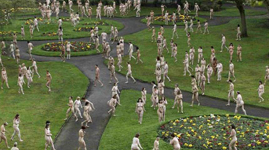 Parkı &ccedil;ıplaklar bastı