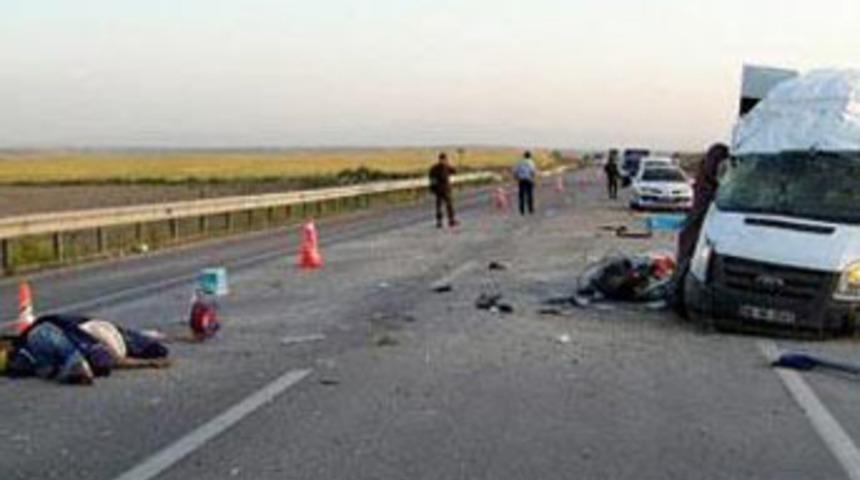 Cesetler yola savruldu