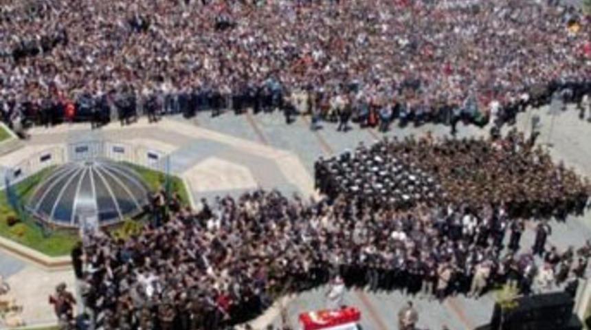 Şehidi 30 bin kişi uğurladı