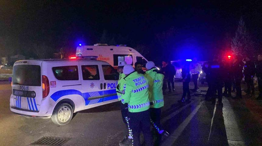 Karaman&rsquo;da polis aracı ile otomobil &ccedil;arpıştı: 1&rsquo;i polis 4 yaralı
