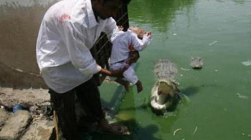 Bu adam ne yapıyor?