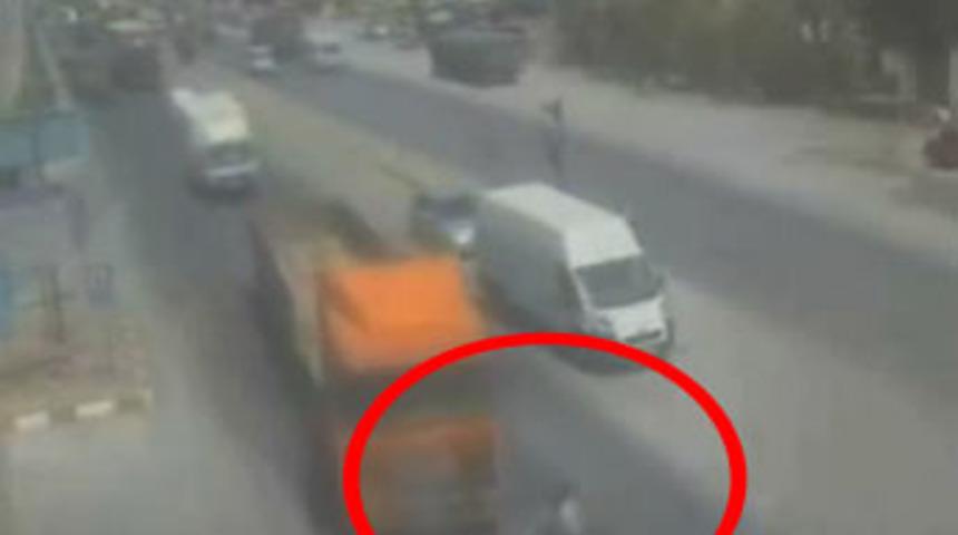 K&uuml;&ccedil;&uuml;k &ccedil;ocuk TIR'ın altında kaldı!