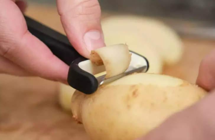 GÜMÜŞLERİ TEMİZLİYOR