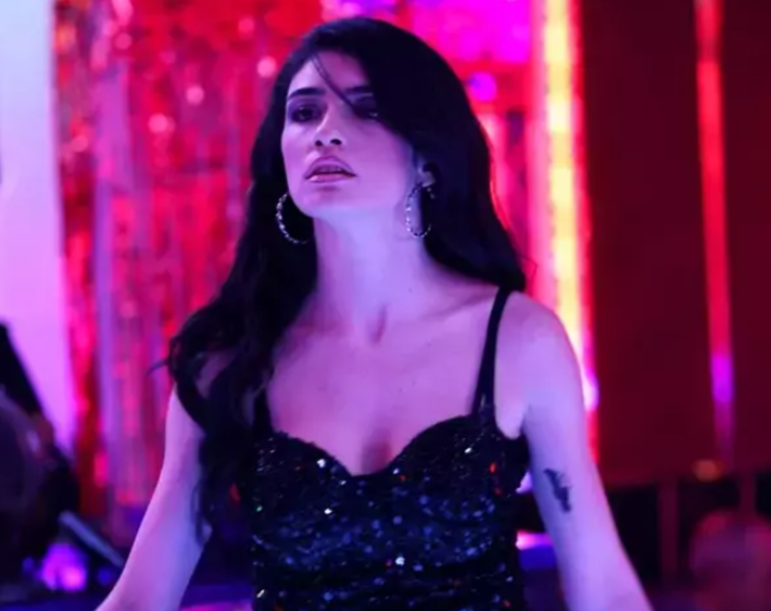 İnci Taneleri'nin Dilber'i Hazar Erg&uuml;&ccedil;l&uuml; yeni dansıyla yine g&uuml;ndem oldu! 'Dilber aklın başına gelsin'  