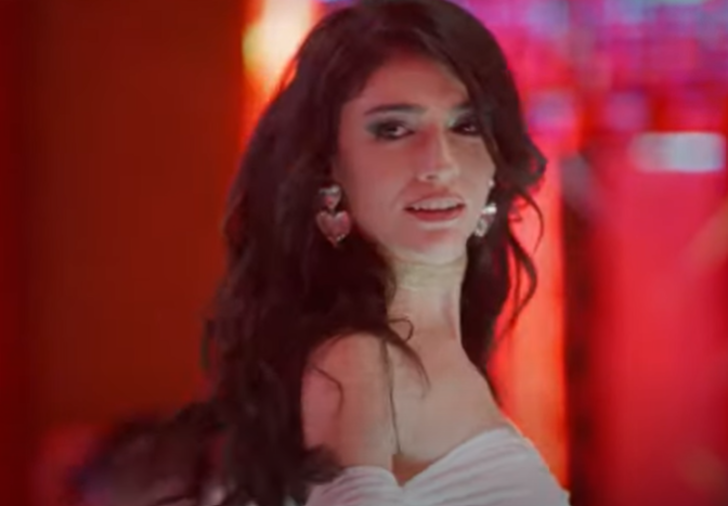 İnci Taneleri'nin Dilber'i Hazar Ergüçlü yeni dansıyla yine gündem oldu! 'Dilber aklın başına gelsin'   G5