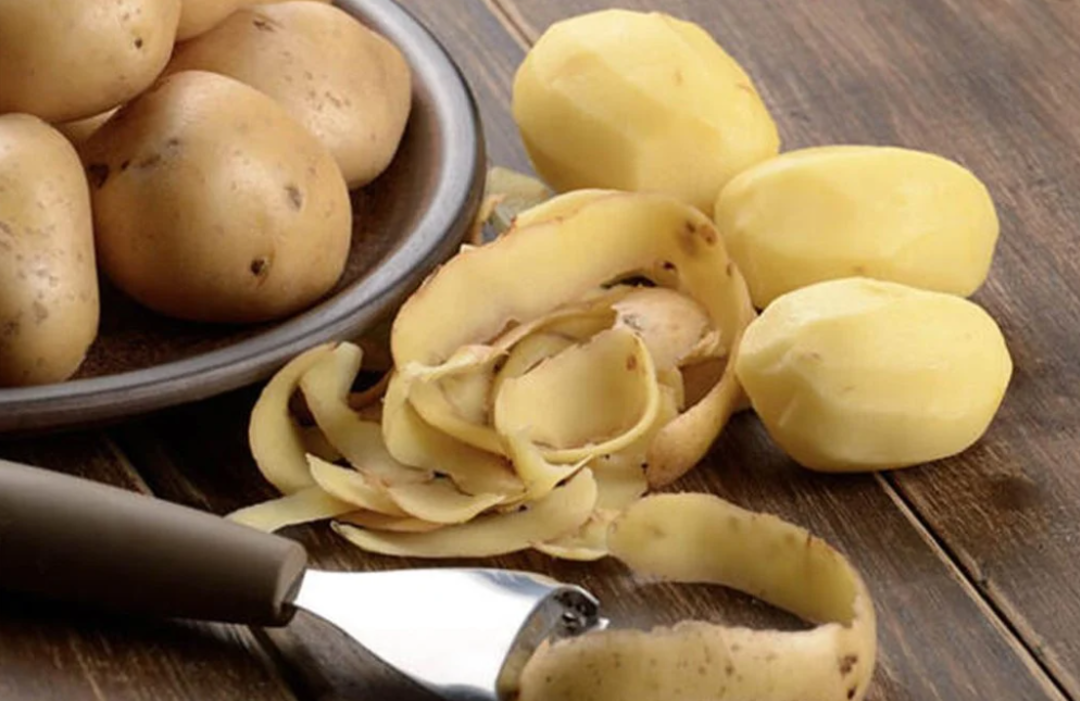 Sakın &ccedil;&ouml;pe atmayın! Patates kabuklarının hayat kolaylaştıran kullanım alanları