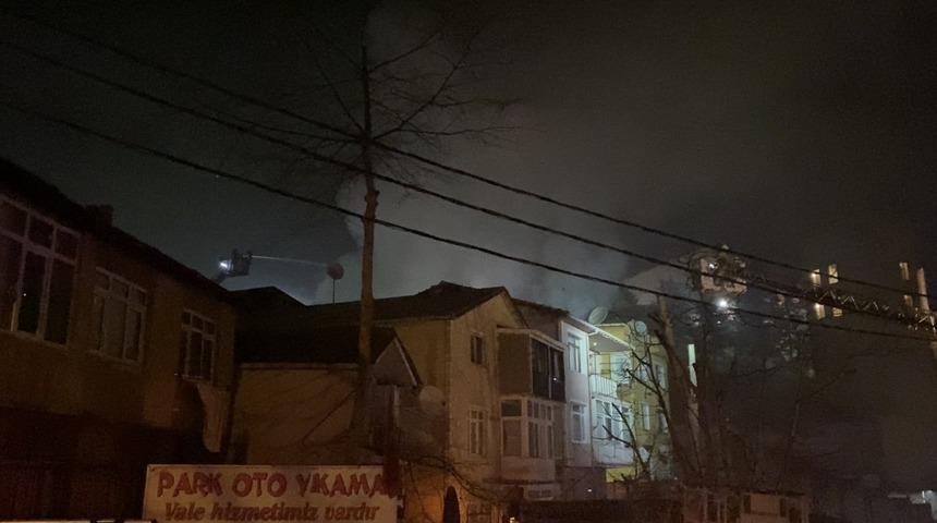 Sarıyer&rsquo;de 3 katlı binanın &ccedil;atısı alev aldı