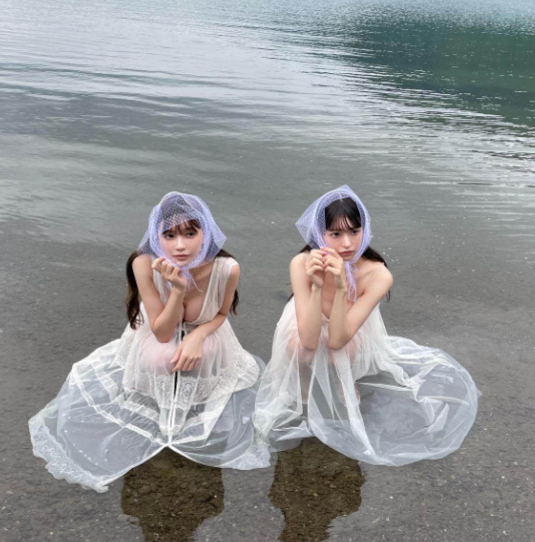 Kimisi 'yapay zeka' kimisi ise 'ger&ccedil;ek' dedi! İkiz kardeşlerin g&uuml;zelliği g&ouml;renleri b&uuml;y&uuml;ledi... Sosyal medya onları konuşuyor