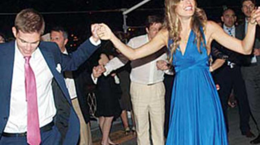 İşgal zırhlısında d&uuml;ğ&uuml;n karıştırdı