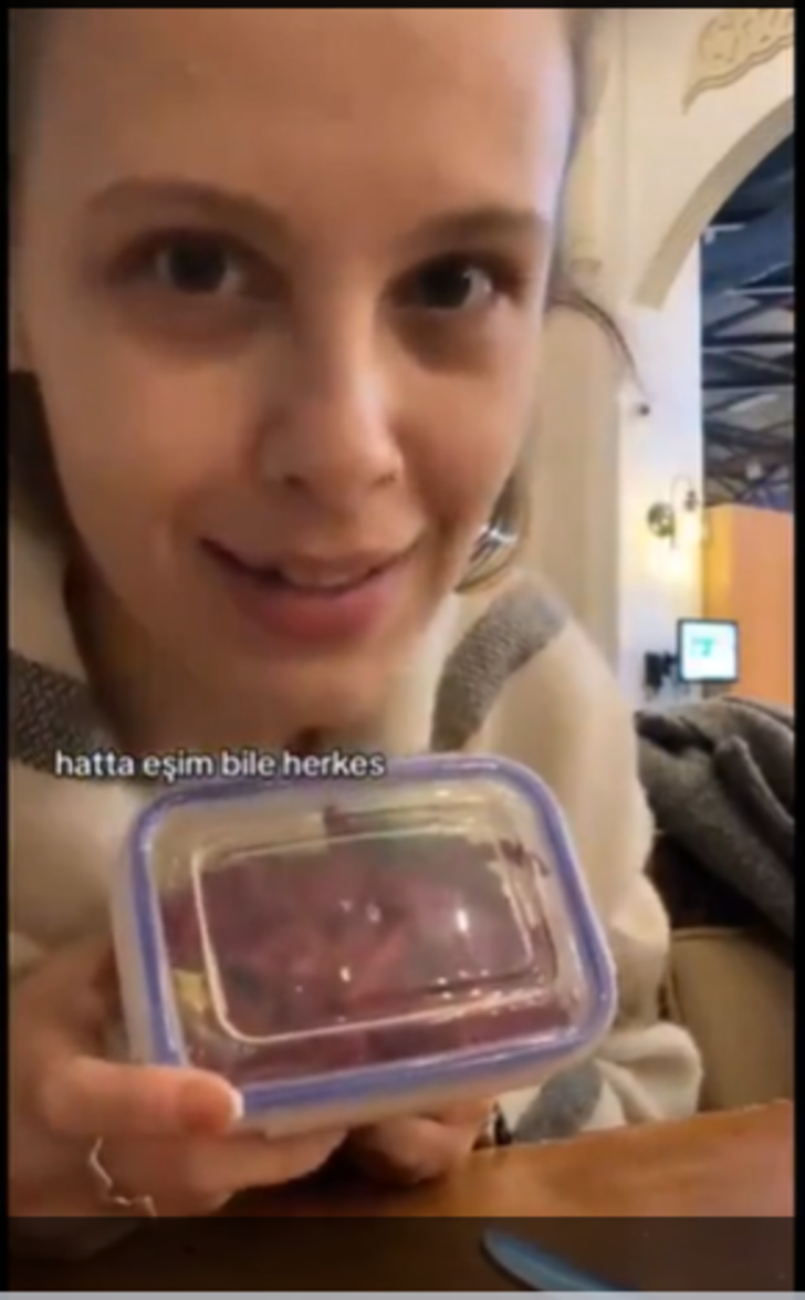 Restoranda çektiği video gündem olmuştu... Demet Akalın'ın eleştirilerine ateş püskürdü! "Aynı ülkede olmaktan utanıyorum" G3