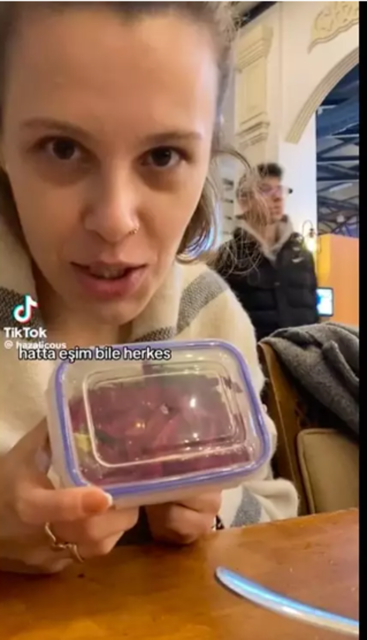 Restoranda çektiği video gündem olmuştu... Demet Akalın'ın eleştirilerine ateş püskürdü! "Aynı ülkede olmaktan utanıyorum" G4