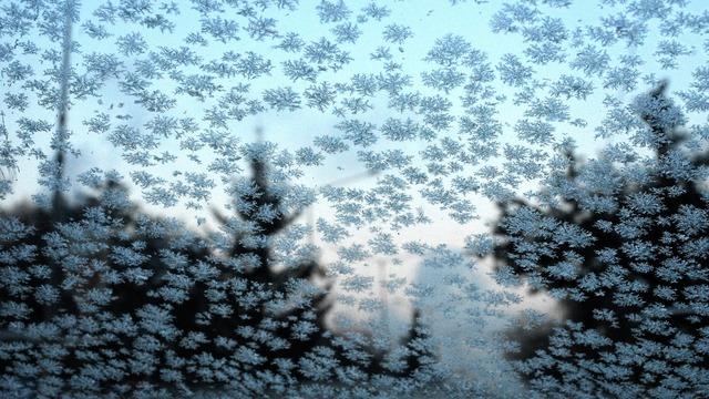 Doğu Anadolu'da akarsular dondu, çatılarda buz sarkıtları oluştu