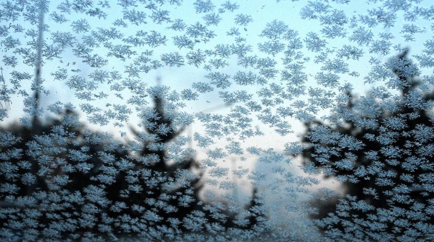 Doğu Anadolu'da akarsular dondu, çatılarda buz sarkıtları oluştu