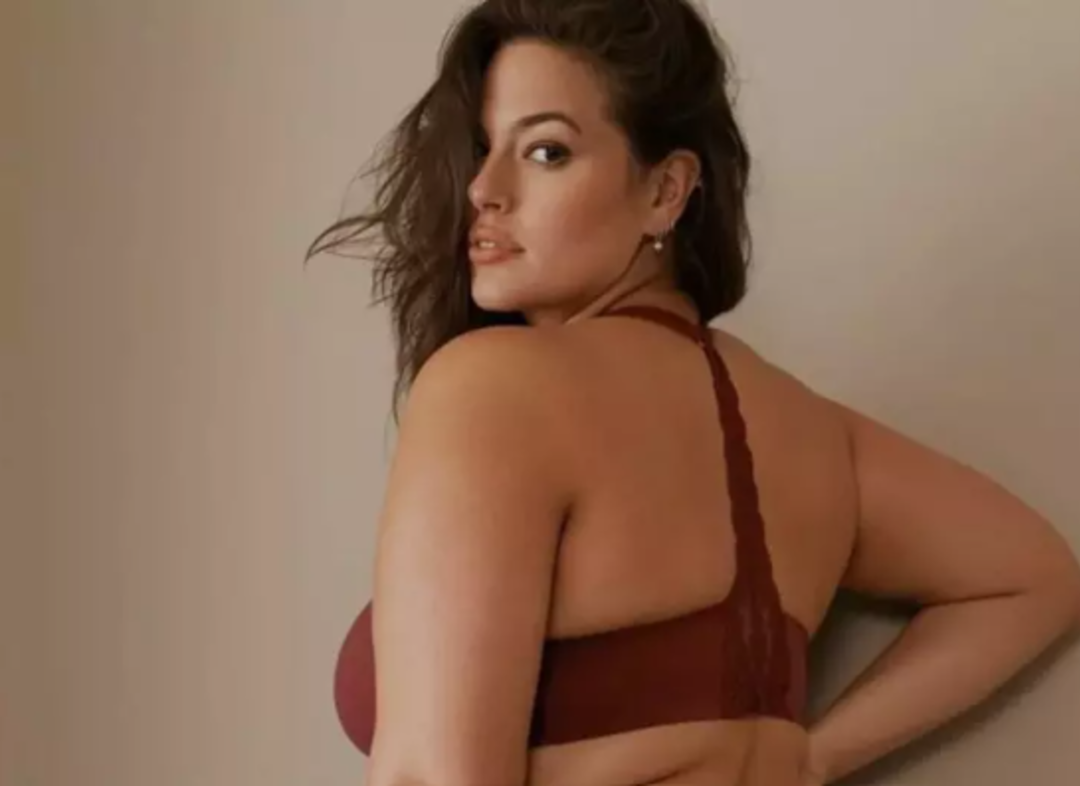 Kıvrımlı model Ashley Graham k&uuml;&ccedil;&uuml;k i&ccedil; &ccedil;amaşırıyla 'iş tavsiyesi' verdi! O anlara yorum yağdı 