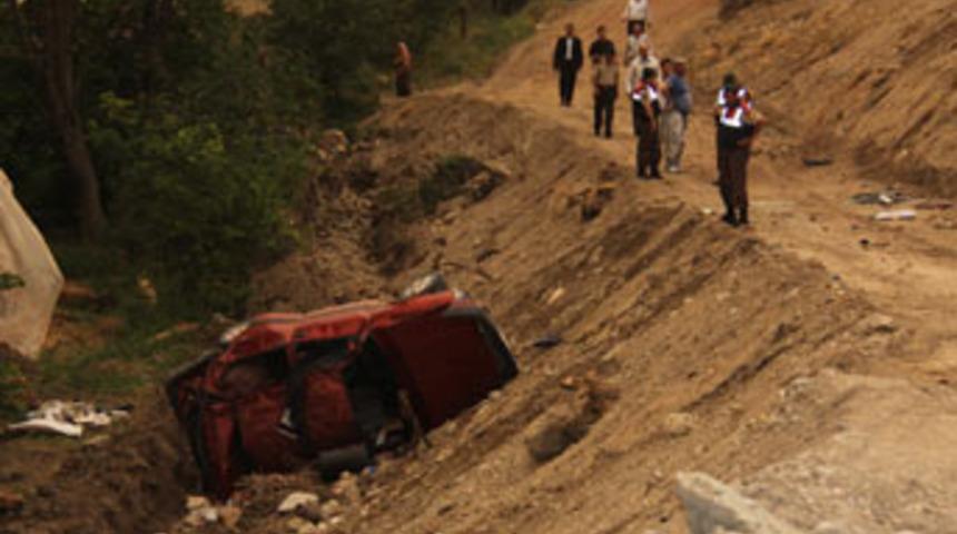 Otomobil şarampole yuvarlandı: 3 &ouml;l&uuml;