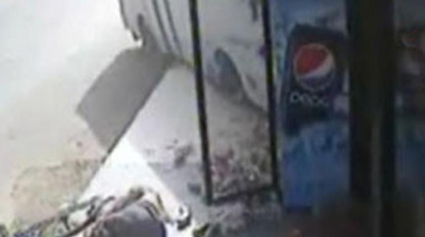 Aşırı süratli dolmuş pastaneye daldı