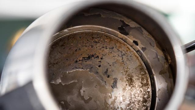 Tek malzeme kettle kirecinden eser bırakmıyor! Su ısıtıcısını en etkili temizleme tüyosu