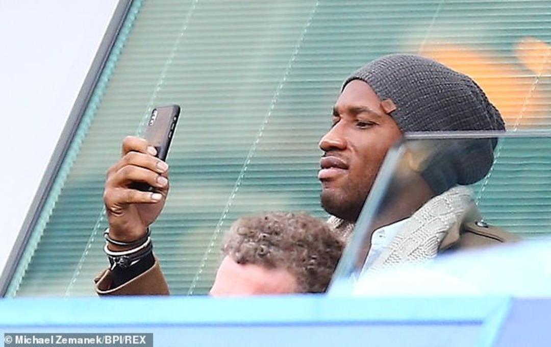 Galatasaray Sacha Boey'in yerini d&uuml;nya yıldızı ile dolduruyor! Drogba telefon a&ccedil;tı: Teklifi kabul et!