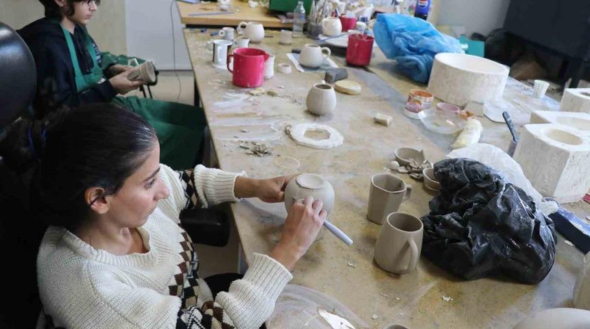 Engelliler yaşam merkezi yüreklere dokunuyor