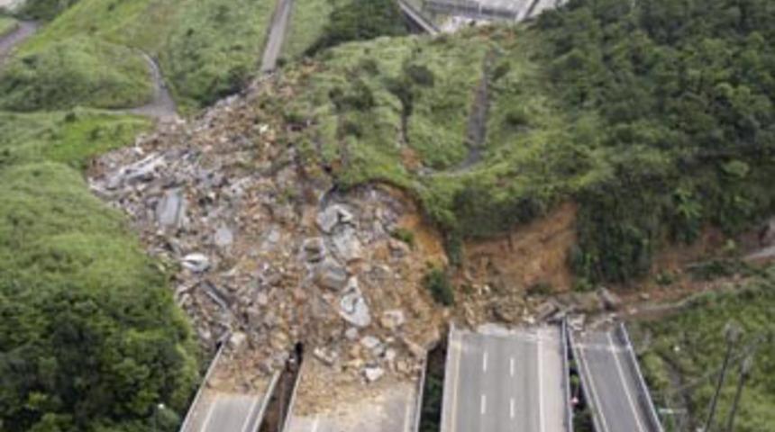 Toprak otoyolu b&ouml;yle yuttu