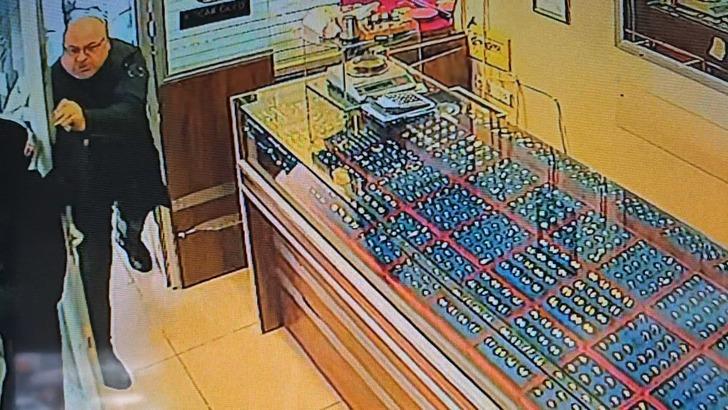 Kuyumcuyu soymaya çalıştılar yakalanınca 'evleneceğiz, paramız yok' dediler! Dükkan sahibi inanamadı: Kız öyle atletik ki... G3