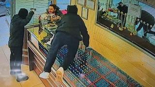 Kuyumcuyu soymaya çalıştılar yakalanınca 'evleneceğiz, paramız yok' dediler! Dükkan sahibi inanamadı: Kız öyle atletik ki...