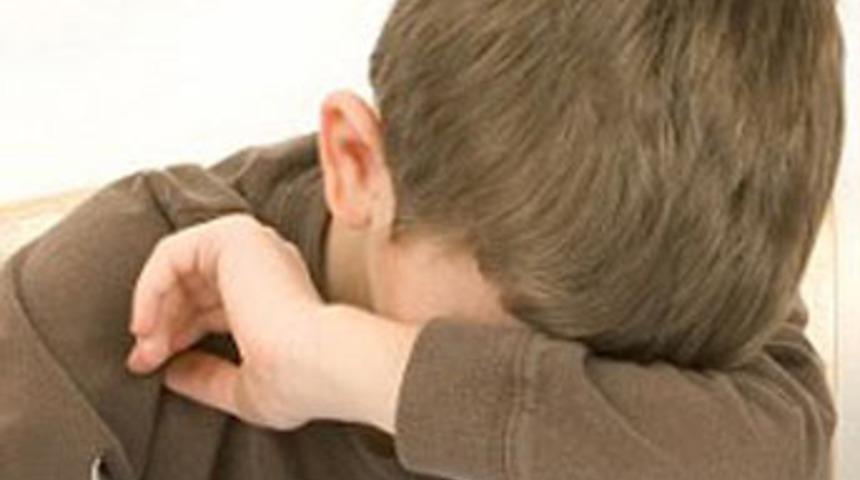 Babası k&ouml;t&uuml; karneyi zorla yedirdi