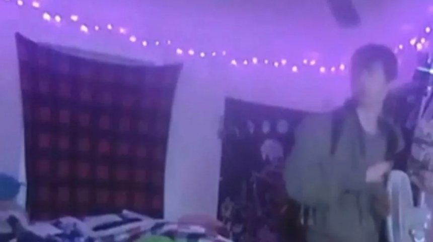 Tekmeleyerek kapıyı açan hırsız evde keyif yaptı! O anlar güvenlik kamerasına yakalandı... "Duş alıp tuvaletini yapmış"