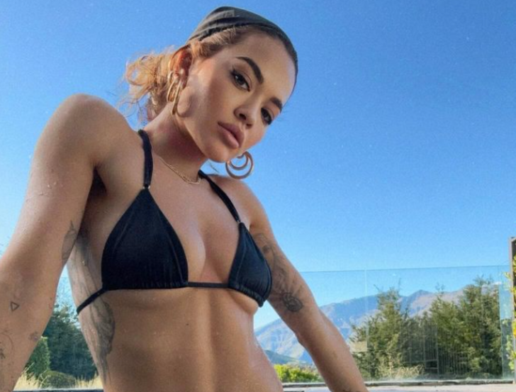 Rita Ora cesur karelerini peş peşe paylaştı 18366671-728xauto