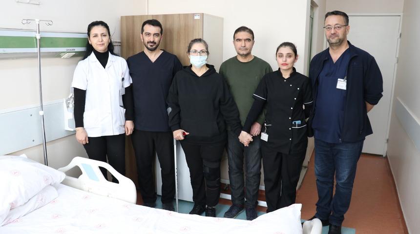 Otobüsten düşüp ayak bilekleri kırılan kadın başarılı tedaviyle 5 ay sonra yeniden yürüdü