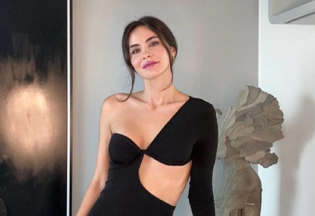 Dubai'ye tatile giden Volkan Demirel'in eşi Zeynep Sever Demirel dantelli eteğiyle b&uuml;y&uuml;ledi! "Volkan'a saygımdan bakmadım"