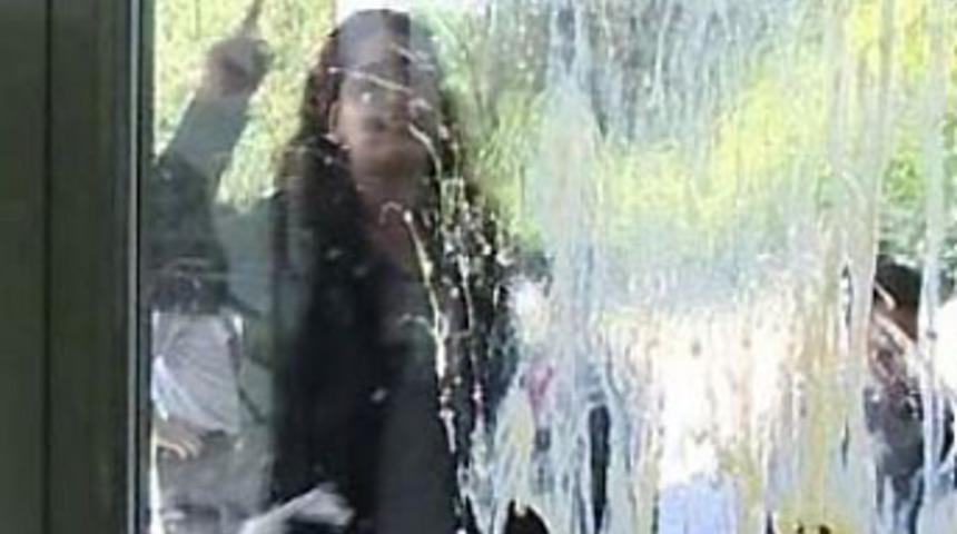 İT&Uuml;'de yumurtalı protesto