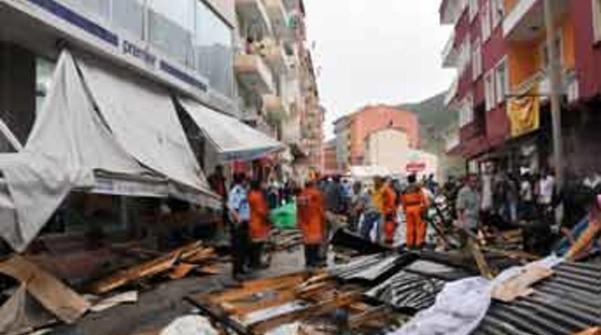 R&uuml;zgarın u&ccedil;urduğu &ccedil;atı pazara d&uuml;şt&uuml;: 1 &ouml;l&uuml;