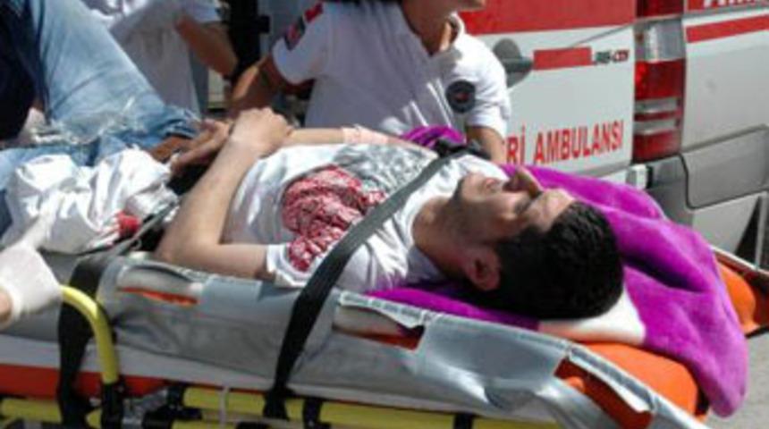 18 yaşındaki gelin, 17'lik eşini bı&ccedil;akladı