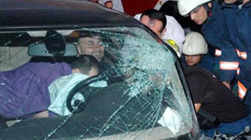 K&uuml;f&uuml;rler yağdırdı