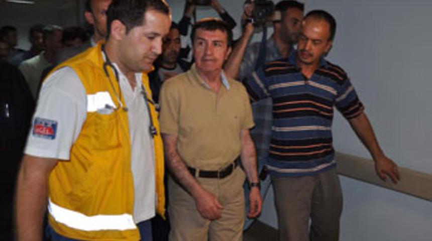 Flaş..Osman Pamukoğlu ve eşi kaza ge&ccedil;irdi