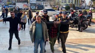 Evden elleri cebinde çıkıp cinayet işlemişti! Kelepçeli cezaevine gönderildi