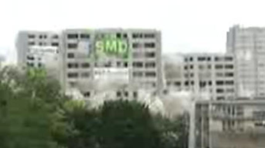 13 katlı bina 3 saniyede yerle bir oldu