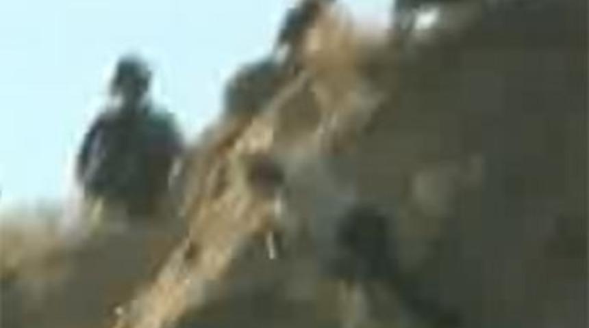 Polis, intiharı &ouml;nlemek isterken &ouml;ld&uuml;rd&uuml;