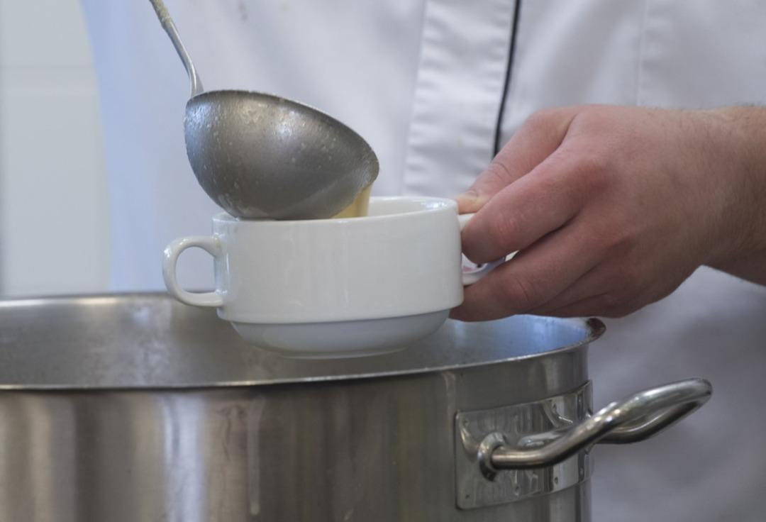 T&uuml;rkiye'nin hem &lsquo;en sevilen&rsquo; hem de &lsquo;asla yemem&rsquo; denilen &ccedil;orbası olmuştu! Canan Karatay konuştu: "Kolajen vardır, en doğal proteindir"