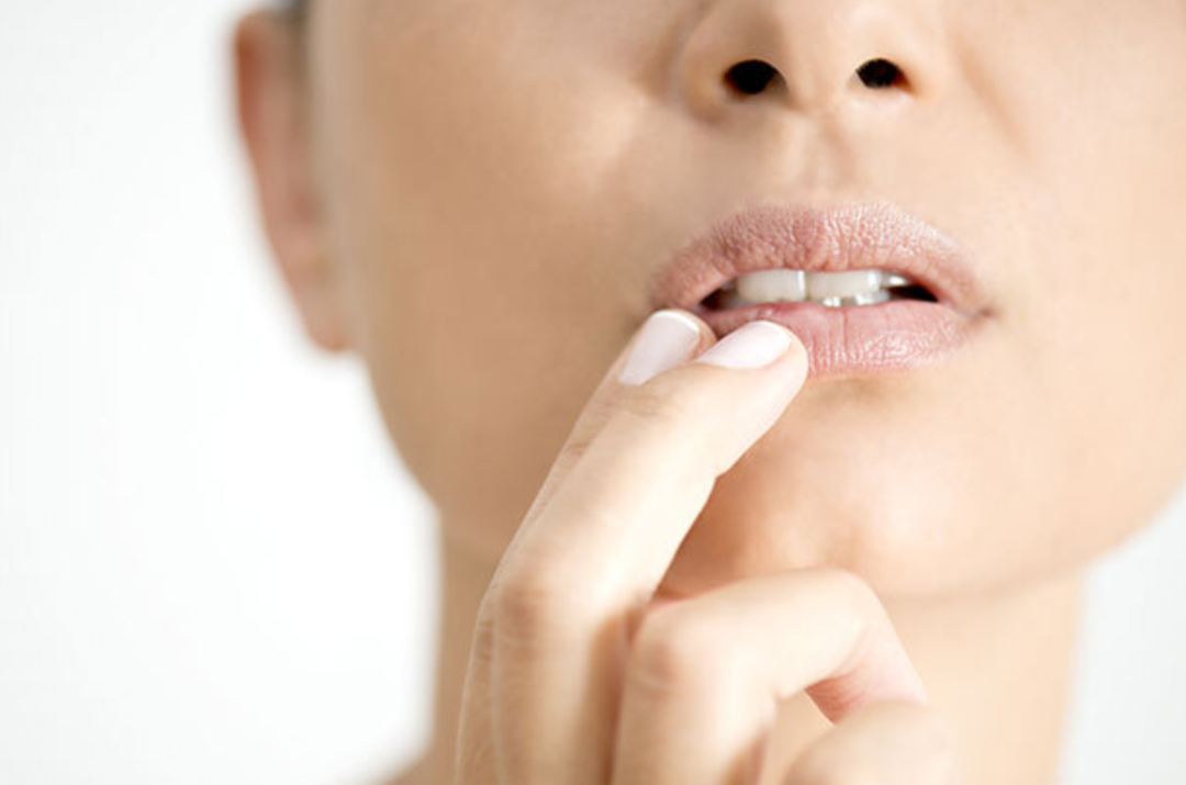 Basit deyip ge&ccedil;meyin! Ağız kuruluğu beş ciddi hastalık i&ccedil;in uyarı veriyor olabilir 