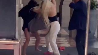 İki kadının saç saça baş başa girdiği kavga çok konuşuldu! Üstünün yırtılmasına bile aldırış etmedi