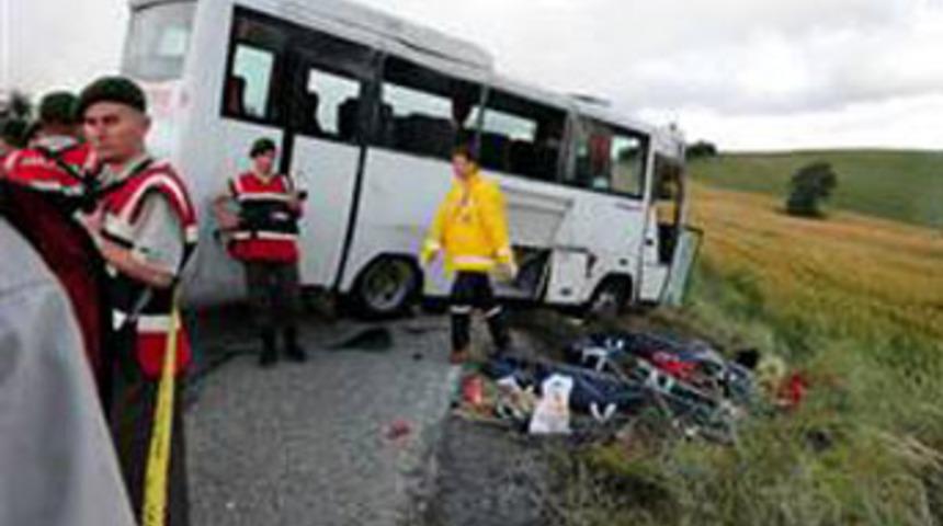 &Ouml;ğrencileri taşıyan otob&uuml;s devrildi: 3 &ouml;l&uuml;