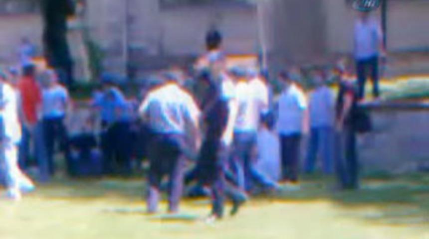 Polis, &uuml;niversitede &ouml;ğrencilerini b&ouml;yle d&ouml;vd&uuml;