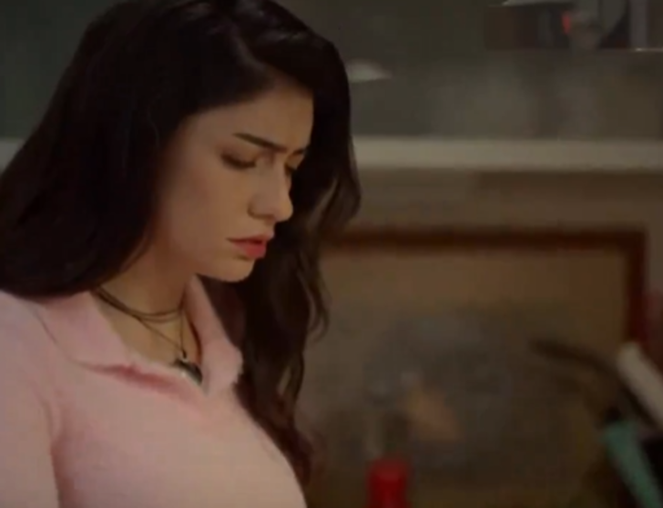 İnci Taneleri'nin Dilber'i Hazar Ergüçlü eline maşa alıp şarkı söyledi! Sosyal medya yıkıldı G1