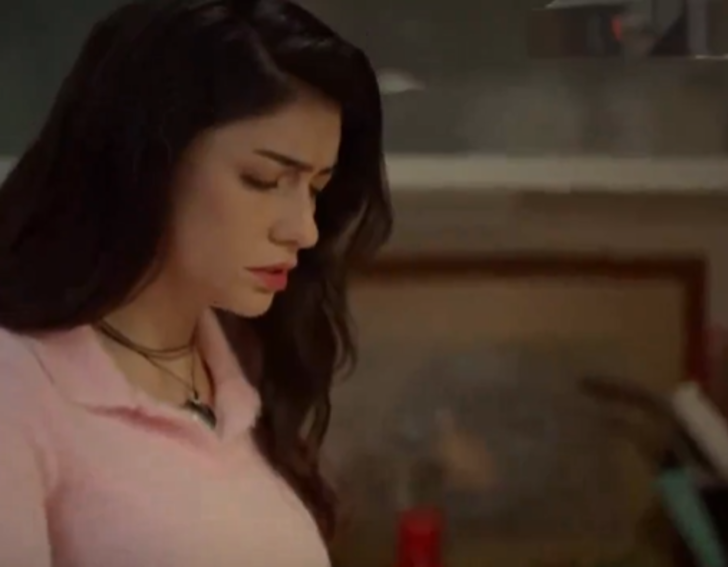 İnci Taneleri'nin Dilber'i Hazar Ergüçlü eline maşa alıp şarkı söyledi! Sosyal medya yıkıldı G3